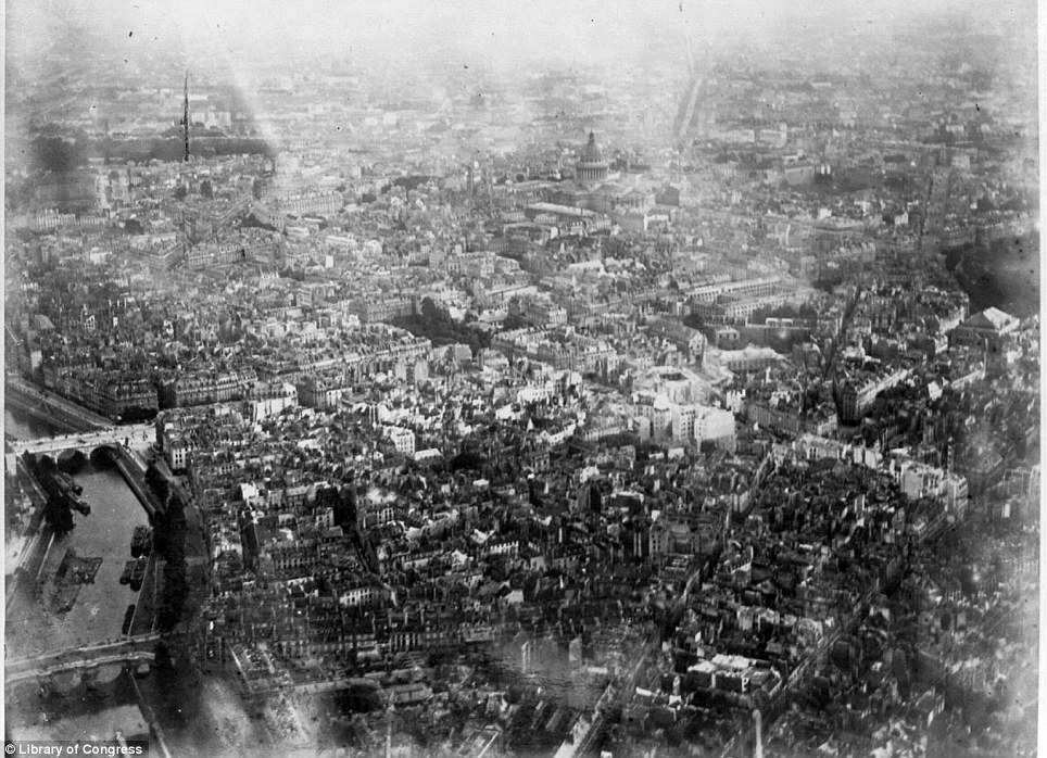 Foto Pertama Kali Penerbangan Menggunakan Balon Udara Di Paris