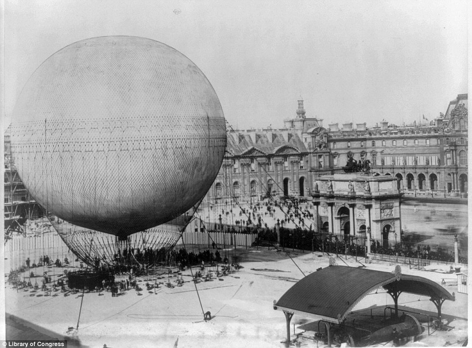 Foto Pertama Kali Penerbangan Menggunakan Balon Udara Di Paris