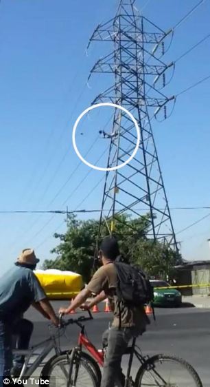 Gila,, Pria Ini Tewas Karena Akrobat di Atas Tiang Listrik