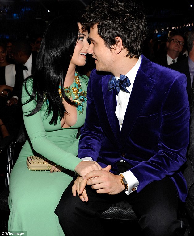 Pamer Payudara, Katy Perry Langgar Memo CBS di Grammys