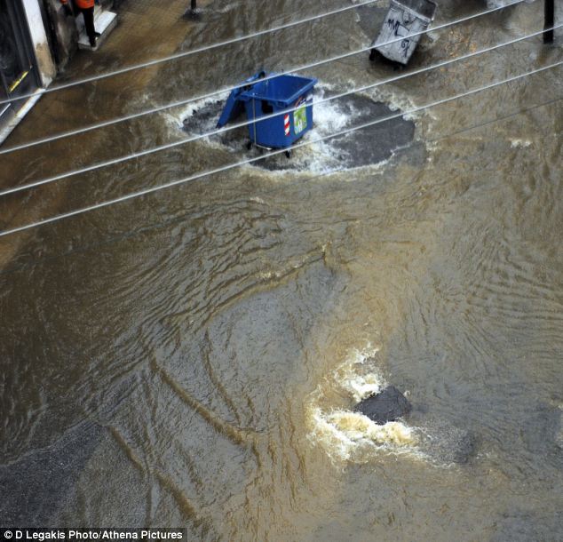 PHOTO} Banjir Bandang & Lumpur Menghantam Ibukota Yunani Athena