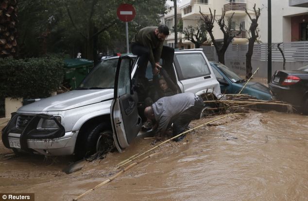 PHOTO} Banjir Bandang & Lumpur Menghantam Ibukota Yunani Athena