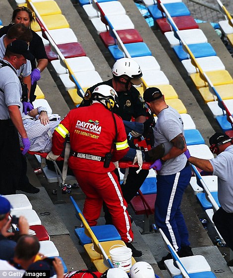 ***PICS} 10 Penonton Terluka Terkena Serpihan Dalam Kecelakaan NASCAR Racing Di USA**