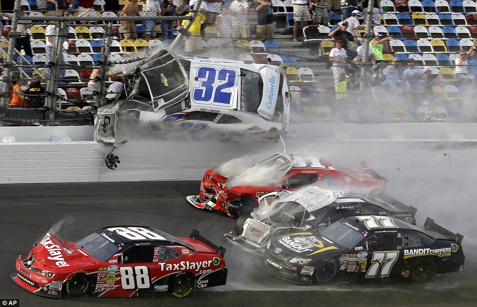 ***PICS} 10 Penonton Terluka Terkena Serpihan Dalam Kecelakaan NASCAR Racing Di USA**