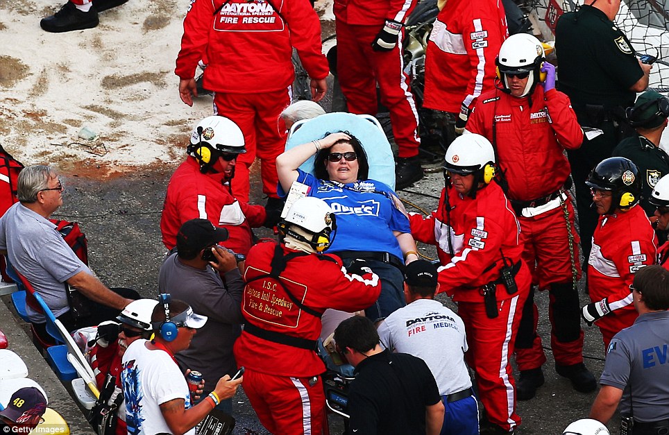 ***PICS} 10 Penonton Terluka Terkena Serpihan Dalam Kecelakaan NASCAR Racing Di USA**