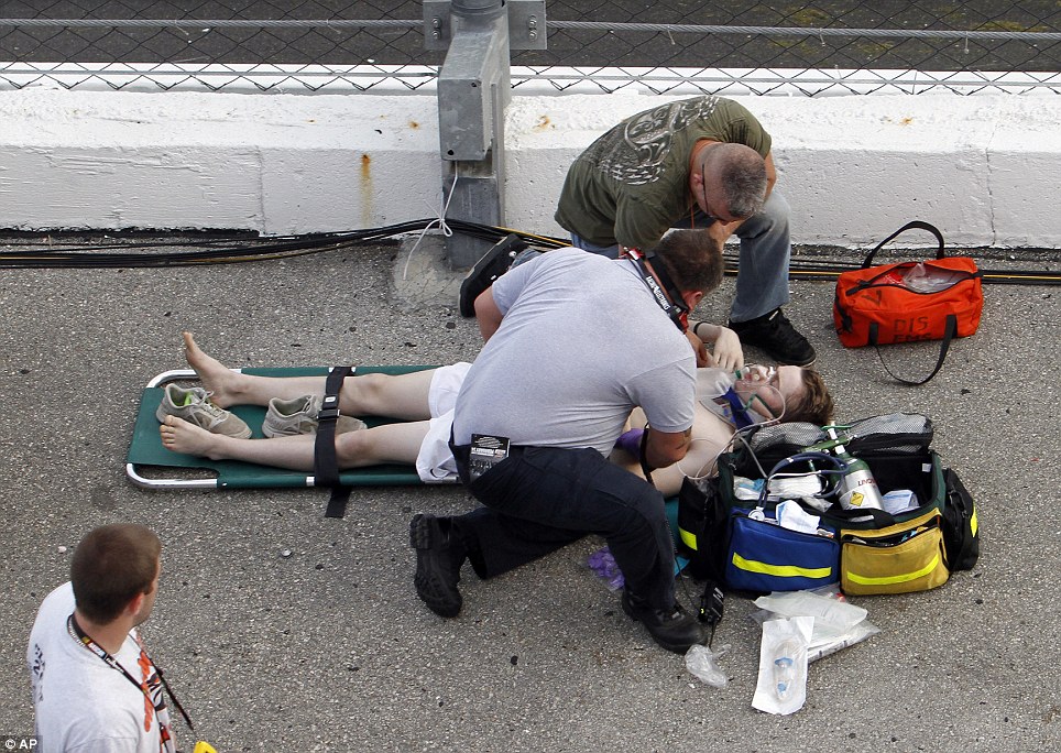 ***PICS} 10 Penonton Terluka Terkena Serpihan Dalam Kecelakaan NASCAR Racing Di USA**