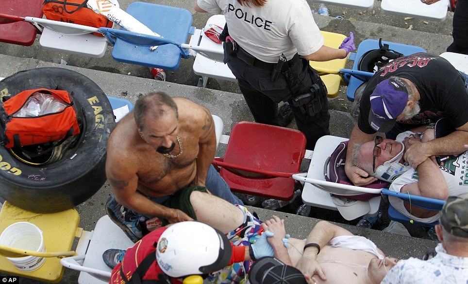 ***PICS} 10 Penonton Terluka Terkena Serpihan Dalam Kecelakaan NASCAR Racing Di USA**