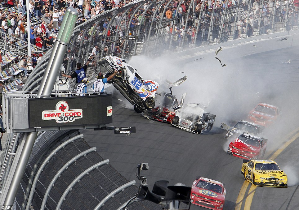 ***PICS} 10 Penonton Terluka Terkena Serpihan Dalam Kecelakaan NASCAR Racing Di USA**