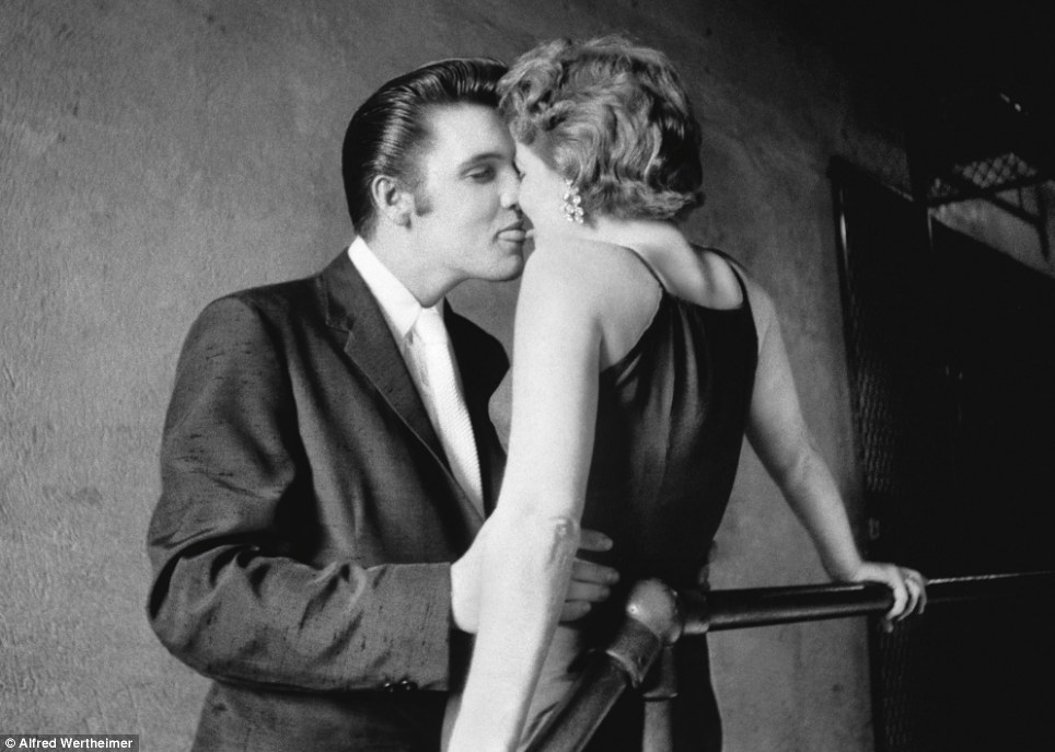 &#91;Kumpulan Foto&#93; Elvis &quot;The King&quot; Presley di Awal Karirnya