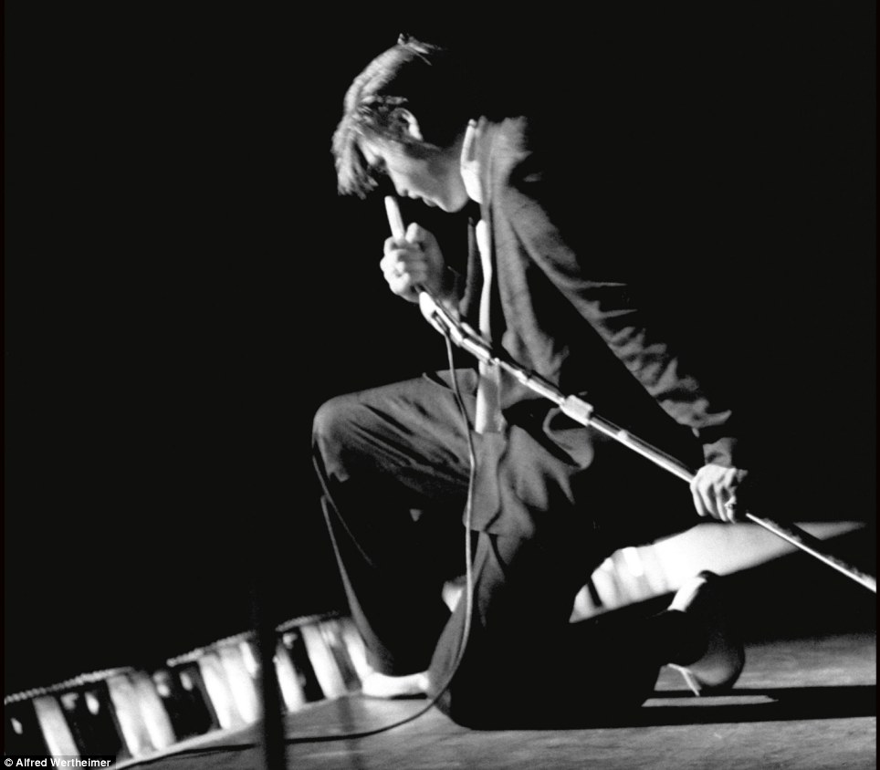 &#91;Kumpulan Foto&#93; Elvis &quot;The King&quot; Presley di Awal Karirnya