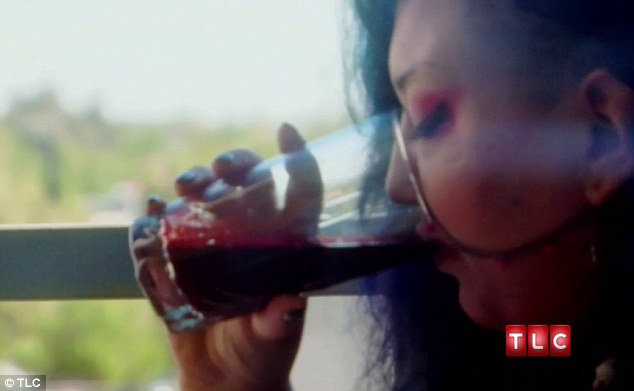 Edan!! Wanita Ini Kecanduan Minum 1 Liter Darah Tiap Hari, Apakah Dia Seorang Vampir?