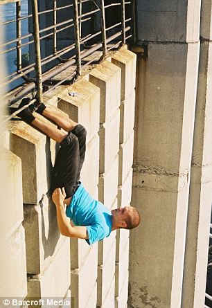 Foto-Foto Pria Pemanjat Gedung &quot;Spiderman Dunia Nyata&quot;
