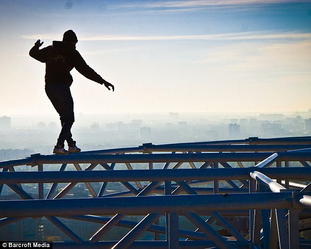 Foto-Foto Pria Pemanjat Gedung &quot;Spiderman Dunia Nyata&quot;