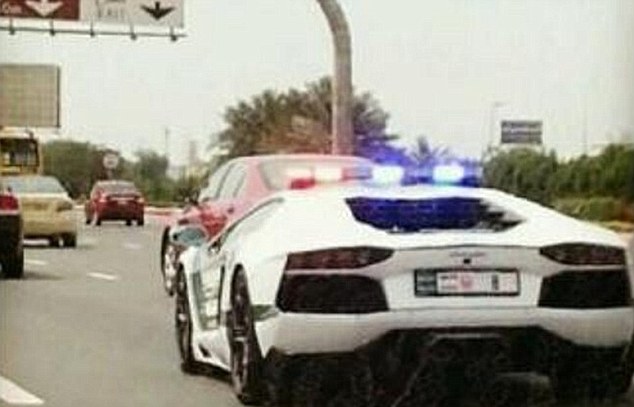 Lamborghini & Ferrari Car Join Uni Emirat Arab Police Fleet