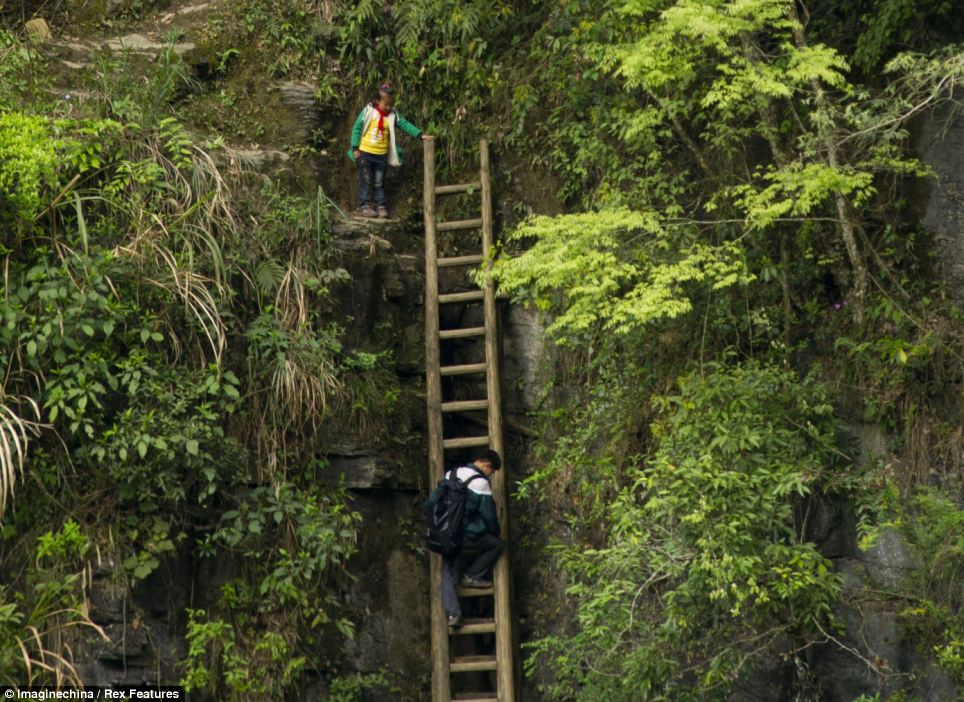 &#91;Extreme&#93; Naik Turun Tebing Demi Bisa Sekolah !