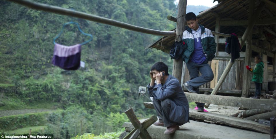 &#91;Extreme&#93; Naik Turun Tebing Demi Bisa Sekolah !