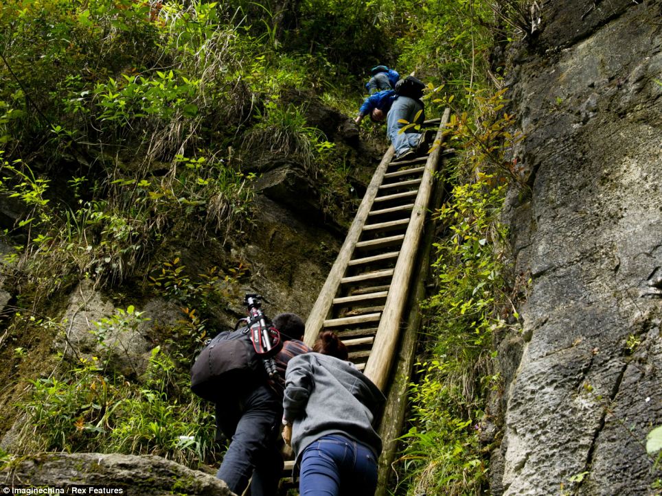 &#91;Extreme&#93; Naik Turun Tebing Demi Bisa Sekolah !