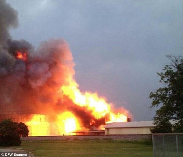 PIC} Ledakan FertilizerPlant Di USA Texas, 200 Orang Terluka & Banyak Bangunan Hancur