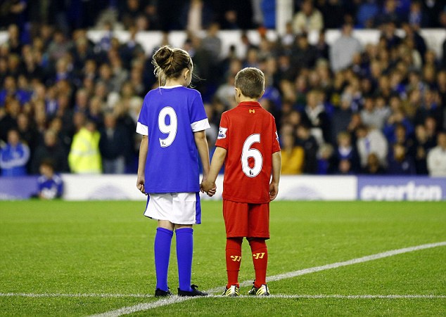 indahnya perbedaan, momen indah para fans di derby merseyside 