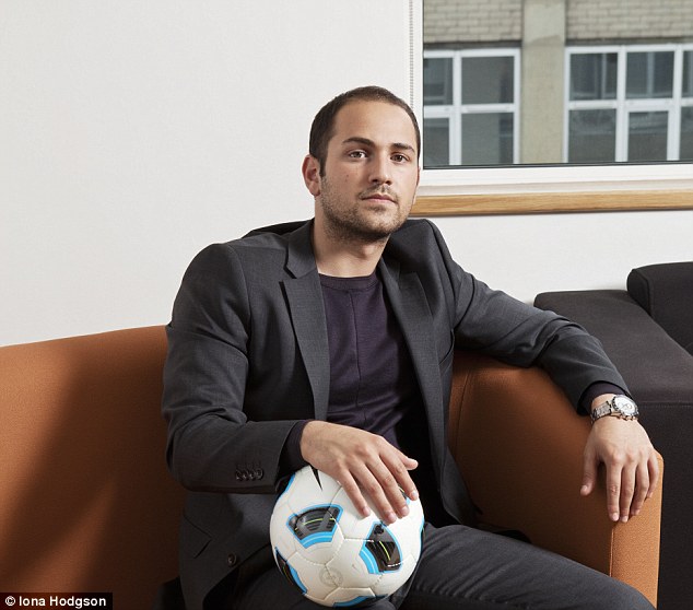 Manager Sepakbola Muda Ini Hanya Berbekal Pengalaman Main Game FOOTBALL MANAGER