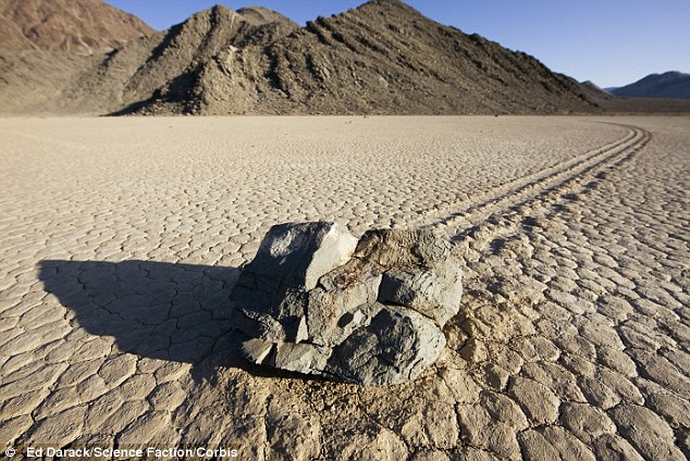 Terpecahkan! Misteri Batu Yang Bergerak Di Danau Kering California. 