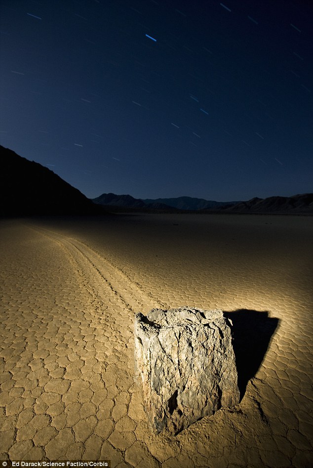 Terpecahkan! Misteri Batu Yang Bergerak Di Danau Kering California. 