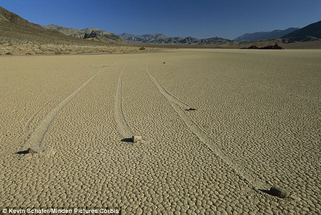 Terpecahkan! Misteri Batu Yang Bergerak Di Danau Kering California. 