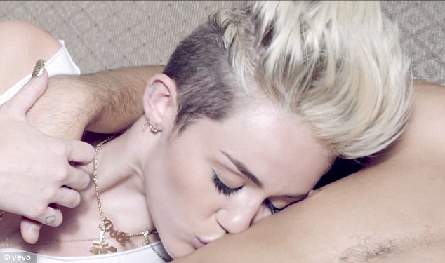 Vid+Pic: Gaya (Terlalu) Sexy Miley Cyrus Dalam 'We Cant Stop' 