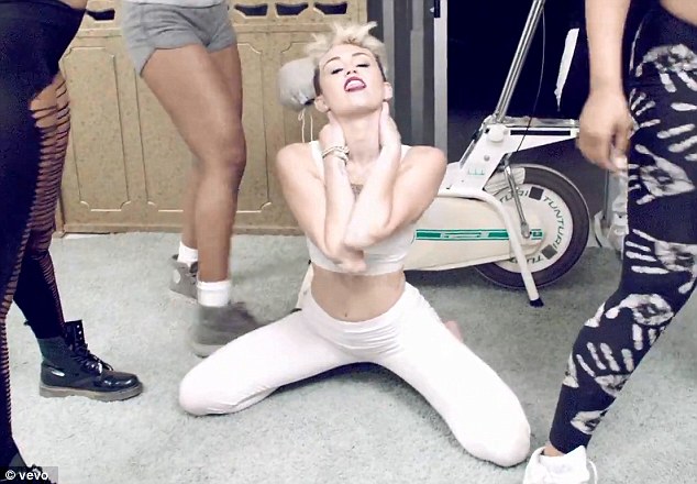 Vid+Pic: Gaya (Terlalu) Sexy Miley Cyrus Dalam 'We Cant Stop' 