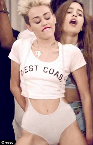 Vid+Pic: Gaya (Terlalu) Sexy Miley Cyrus Dalam 'We Cant Stop' 