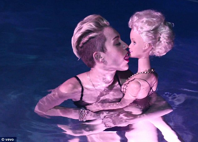 Vid+Pic: Gaya (Terlalu) Sexy Miley Cyrus Dalam 'We Cant Stop' 