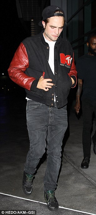 Pacar Baru Robert Pattinson Cucu Elvis Presley 