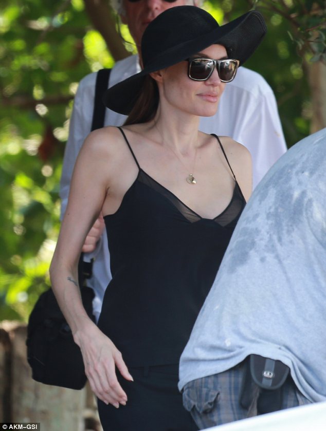 Penampilan Angelina Jolie Pasca Operasi Payudara 