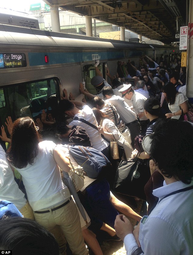 &#91;JAPAN&#93; Bantu Orang Jatuh Dari Peron, Seluruh Penumpang Dorong Kereta