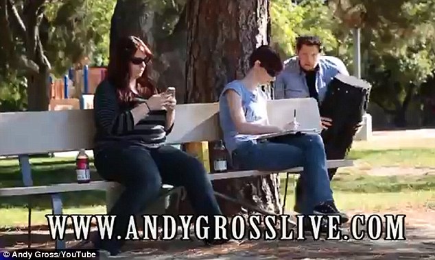 Andy Gross, Pria Ini Berjalan Dengan Badan &amp; Kakinya Terpisah
