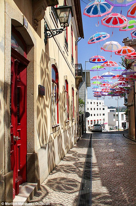 Cantik! Ribuan Payung Warna-warni Melayang di Jalanan Portugal