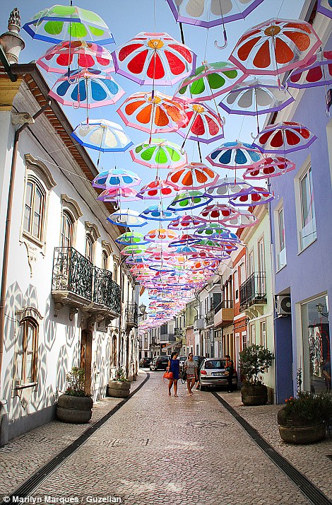 Cantik! Ribuan Payung Warna-warni Melayang di Jalanan Portugal