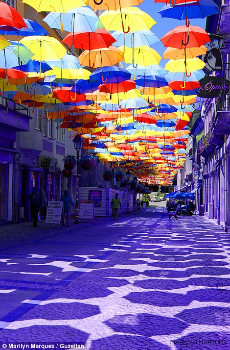 Cantik! Ribuan Payung Warna-warni Melayang di Jalanan Portugal