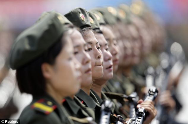 Jajaran Tentara Perempuan Korea Utara Berada di Garis Depan Dengan Rok Pendek