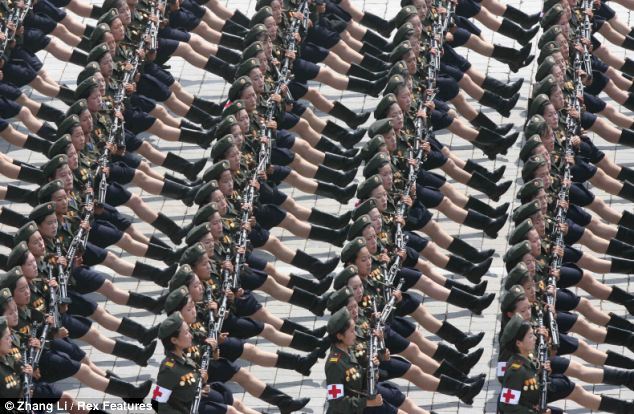 Jajaran Tentara Perempuan Korea Utara Berada di Garis Depan Dengan Rok Pendek