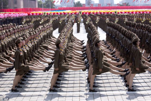 Jajaran Tentara Perempuan Korea Utara Berada di Garis Depan Dengan Rok Pendek