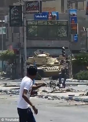 &#91;Foto &amp; Video&#93; Demonstran Mesir ditembak oleh tank bantuan militer buatan Detroit