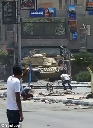 &#91;Foto &amp; Video&#93; Demonstran Mesir ditembak oleh tank bantuan militer buatan Detroit