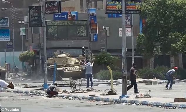 &#91;Foto &amp; Video&#93; Demonstran Mesir ditembak oleh tank bantuan militer buatan Detroit