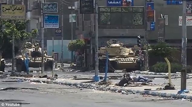 &#91;Foto &amp; Video&#93; Demonstran Mesir ditembak oleh tank bantuan militer buatan Detroit