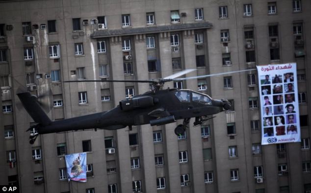 &#91;Foto &amp; Video&#93; Demonstran Mesir ditembak oleh tank bantuan militer buatan Detroit