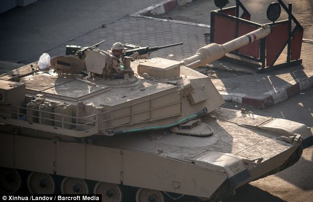 &#91;Foto &amp; Video&#93; Demonstran Mesir ditembak oleh tank bantuan militer buatan Detroit