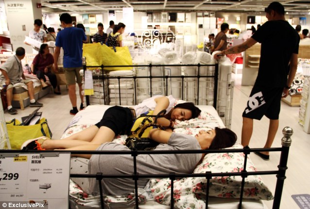 Tingkah-Tingkah Aneh Pelanggan Toko IKEA Di Berbagai Negara 