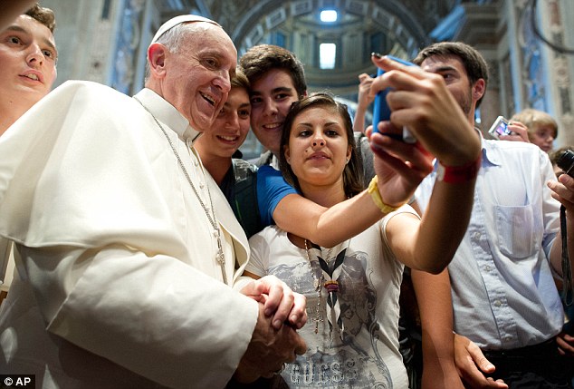 Lihat Gaya Paus Francis Berfoto 'Selfie' 