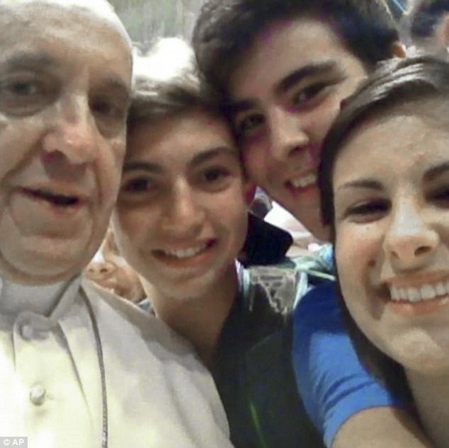 Lihat Gaya Paus Francis Berfoto 'Selfie' 